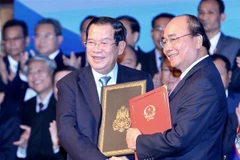 Thủ tướng Nguyễn Xuân Phúc và Thủ tướng Campuchia Samdech Techo Hun Sen ký Hiệp ước bổ sung Hiệp ước hoạch định biên giới quốc gia năm 1985 và Hiệp ước bổ sung năm 2005 giữa Cộng hòa XHCN Việt Nam và Vương quốc Campuchia. (Ảnh: Dương Giang/TTXVN)