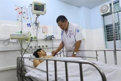 Điều trị cho bệnh nhi bị viêm cơ tim. (Ảnh: Đinh Hằng/TTXVN)