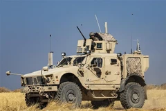 Xe quân sự Mỹ tuần tra tại làng al-Hashisha, thị trấn Tal Abyad, Syria. (Ảnh: AFP/TTXVN)