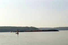 Tàu VIETSUN INTEGRITY tải trọng 8.000 tấn, chở theo khoảng 290 container bị chìm trên sông Lòng Tàu. (Ảnh: TTXVN phát)