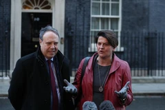 Chủ tịch DUP Arlene Foster (phải) và Phó Chủ tịch Nigel Dodds (trái) phát biểu với báo giới tại London. (Ảnh: AFP/TTXVN)