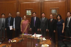 Đoàn tới chào Thứ trưởng Ngoại giao Ấn Độ phụ trách Phương Đông, bà Vijay Thakur Singh. (Ảnh: Huy Lê/Vietnam+)