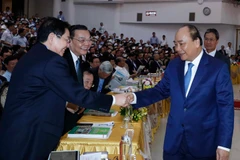 Thủ tướng Nguyễn Xuân Phúc dự Hội nghị toàn quốc tổng kết 10 năm Chương trình mục tiêu quốc gia xây dựng nông thôn mới. (Ảnh: Thống Nhất/TTXVN)