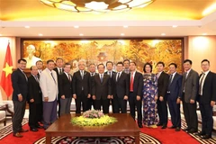 Phó Chủ tịch UBND Thành phố Hà Nội Nguyễn Thế Hùng và ông Tosho Matsuo chụp ảnh lưu niệm với các đại biểu. (Ảnh: Văn Điệp/TTXVN)