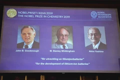 Các nhà khoa học (từ trái sang): John Goodenough, Stanley Whittingham và Akira Yoshino được xướng danh trong lễ công bố giải Nobel Hóa học 2019. (Ảnh: AFP/TTXVN)