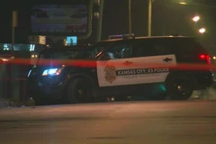 Cảnh sát phong tỏa lối vào quán rượu. (Nguồn: kwch.com)