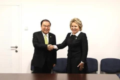 Chủ tịch Quốc hội Hàn Quốc Moon Hee-sang (trái) tiếp Chủ tịch Thượng viện Nga Valentina Matviyenko. (Nguồn: Yonhap)