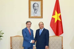 Thủ tướng Nguyễn Xuân Phúc tiếp Ngài Thongsavanh Phomvihane, Đại sứ đặc mệnh toàn quyền nước Cộng hòa Dân chủ Nhân dân Lào tại Việt Nam. (Ảnh: Doãn Tấn/TTXVN)