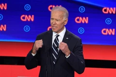 Cựu Phó Tổng thống Mỹ Joe Biden phát biểu trong cuộc tranh luận trực tiếp trên truyền hình của đảng Dân chủ ở Detroit, bang Michigan. (Ảnh: AFP/TTXVN)