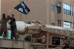 Các tay súng IS tại thành phố Raqa, Syria. (Ảnh: AFP/TTXVN)