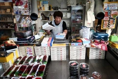 Một cửa hàng bán trứng cá ở Tokyo, Nhật Bản. (Ảnh: AFP/TTXVN)