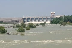 Cửa xả tràn hồ thuỷ điện Trị An giảm lưu lượng xả nước xuống hạ du sông Đồng Nai. (Ảnh: Sỹ Tuyên/TTXVN)