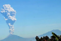 Núi lửa Merapi trên đảo Java, Indonesia phun tro bụi ngày 1/6/2018. (Ảnh: AFP/TTXVN)