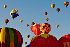 Những quả khinh khí cầu đủ màu sắc bay trong Lễ hội khinh khí cầu quốc tế ở Albuquerque, bang New Mexico, Mỹ. (Ảnh: THX/TTXVN)