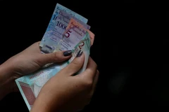 Kiểm đồng bolivar chủ quyền tại thủ đô Caracas, Venezuela. (Ảnh: THX/TTXVN)