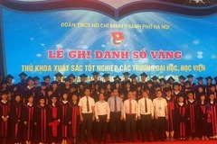 Các Thủ khoa được ghi danh sổ vàng năm 2019. (Ảnh: Kim Anh/TTXVN)