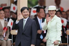 Nhật hoàng Naruhito (trái) và Hoàng hậu Masako (phải) tham gia một lễ hội ở Owariasahi, tỉnh Aichi. (Ảnh: AFP/TTXVN)