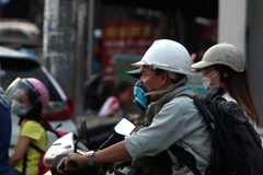 Người dân đeo khẩu trang khi ra ngoài đường. (Ảnh: Danh Lam/TTXVN)