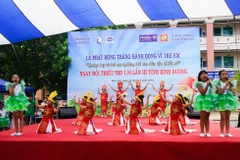 Tiết mục văn nghệ do các em thiếu nhi trường tiểu học Trần Quốc Tuấn biểu diễn