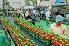 Các khách mời tham quan hệ thống dây chuyền công nghệ khép kín vô trùng Aseptic tại nhà máy Number One Hậu Giang.