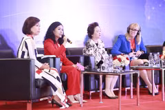 Bà Trần Uyên Phương - Phó Tổng Giám đốc Tập đoàn Tân Hiệp Phát chia sẻ trong tọa đàm