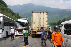 Vụ tai nạn khiến chiếc xe khách bị vỡ nát phần đầu. (Nguồn: TTXVN phát)