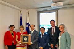 Đại sứ Việt Nam tại Áo kiêm nhiệm Slovenia Lê Dũng làm việc và tặng Quốc vụ khanh (Thứ trưởng) Bộ Nông Lâm nghiệp và Thực phẩm Slovenia Tanja Strnica. (Nguồn: Đại sứ quán Việt Nam tại Slovenia)