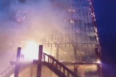 Nhà rông truyền thống bị cháy rụi chỉ sau hơn 30 phút. (Ảnh: Quang Thái/TTXVN)