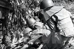 Bộ đội trạm sửa chữa 1 thuộc đoàn vận tải quân sự Quang Trung tham gia chống lầy cho các xe vận tải hàng hóa trên đường Trường Sơn. (Ảnh tư liệu TTXVN)