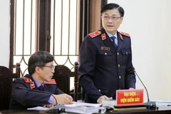 Đại diện Viện Kiểm sát cấp cao xét hỏi các bị cáo có nội dung kháng nghị, kháng cáo. (Ảnh: Trung Kiên/TTXVN)