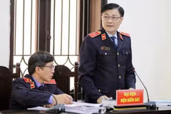 Đại diện Viện Kiểm sát cấp cao xét hỏi các bị cáo có nội dung kháng nghị, kháng cáo. (Ảnh: Trung Kiên/TTXVN)