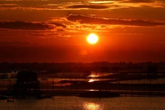 Bình minh trên Đầm Chuồn. (Ảnh: Hồ Cầu/TTXVN)