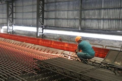 Thép cán ra lò tại Công ty Cổ phần gang thép Thái Nguyên. (Ảnh: Hoàng Nguyên/TTXVN)