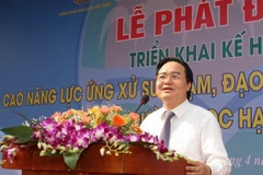 Bộ trưởng Bộ Giáo dục và Đào tạo Phùng Xuân Nhạ phát biểu tại lễ phát động. (Ảnh: Thanh Tùng/TTXVN)