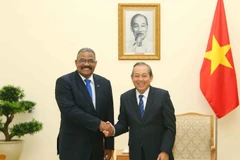 Phó Thủ tướng Thường trực Trương Hòa Bình và Chánh án Tòa án nhân dân tối cao Cuba Rubén Remigio Ferro. (Ảnh: Doãn Tấn/TTXVN)