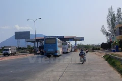 Phương tiện lưu thông qua trạm thu phí BOT. (Ảnh: Doãn Đức/Vietnam+)