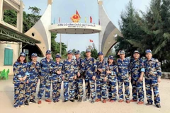 Phóng viên các cơ quan báo chí chụp ảnh lưu niệm trên đảo Cồn Cỏ trên hải trình Bộ Tư lệnh Vùng Cảnh sát biển 1 đồng hành cùng ngư dân. (Ảnh: TTXVN phát)