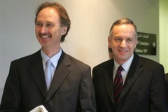 Ông Geir Pedersen - bên trái, tại sân bay quốc tế Rafiq Hariri ở Beirut, Liban ngày 26/1/2006. (Ảnh: AFP/TTXVN)