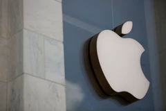 Biểu tượng của Apple tại cửa hàng ở Washington, DC của Mỹ. (Ảnh: AFP/TTXVN)