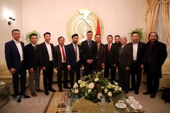 Đại sứ Nguyễn Minh Vũ chụp ảnh lưu niệm cùng đại diện cộng đồng người Việt tại Đức. (Ảnh: Phạm Thắng/Vietnam+)