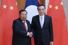 Thủ tướng Trung Quốc Lý Khắc Cường (phải) và Tổng Bí thư, Chủ tịch nước Lào Bounnhang Vorachit tại cuộc gặp ở Bắc Kinh ngày 25/4. (Ảnh: THX/TTXVN)