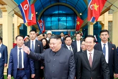 Chủ tịch Triều Tiên Kim Jong-un vẫy tay chào nhân dân Việt Nam. (Ảnh: Nhan Sáng/TTXVN)
