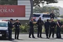 Cảnh sát điều tra tại hiện trường vụ nổ súng tại Trung tâm thương mại Tanforan ở San Bruno của California, ngày 2/7. (Nguồn: AP)
