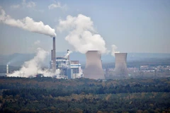 Khí thải bốc lên từ nhà máy ở Saint-Avold, miền đông Pháp ngày 31/10/2018. (Ảnh: AFP/TTXVN)