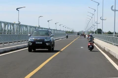 Các phương tiện lưu thông trên cầu Đà Rằng mới. (Ảnh: Thế Lập/TTXVN)