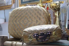 Cặp vali, túi xách làm bằng nguyên liệu mây tre. (Ảnh: Hứa Chung/TTXVN) 