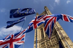 Cờ Anh (phía dưới) và cờ EU (phía trên) tại thủ đô London của Anh. (Ảnh: AFP/TTXVN)