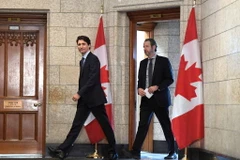 Thủ tướng Canada Justin Trudeau trên đường tới cuộc họp nội các năm ngoái với cố vấn cấp cao của ông, Gerald Butts. (Nguồn: The Canadian Press)