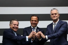 Chủ tịch và người sáng lập CAOA Carlos Alberto Oliveira Andrade, Thống đốc bang Sao Paulo Joao Doria và Chủ tịch Nam Mỹ của Ford Motor Company Lyle Watters chụp ảnh sau cuộc họp báo ở Sao Paulo của Brazil ngày 3/9. (Nguồn: Reuters)