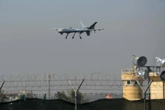 Máy bay không người lái của Mỹ hạ cánh xuống sân bay Jalalabad của Afghanistan. (Ảnh: AFP/TTXVN)